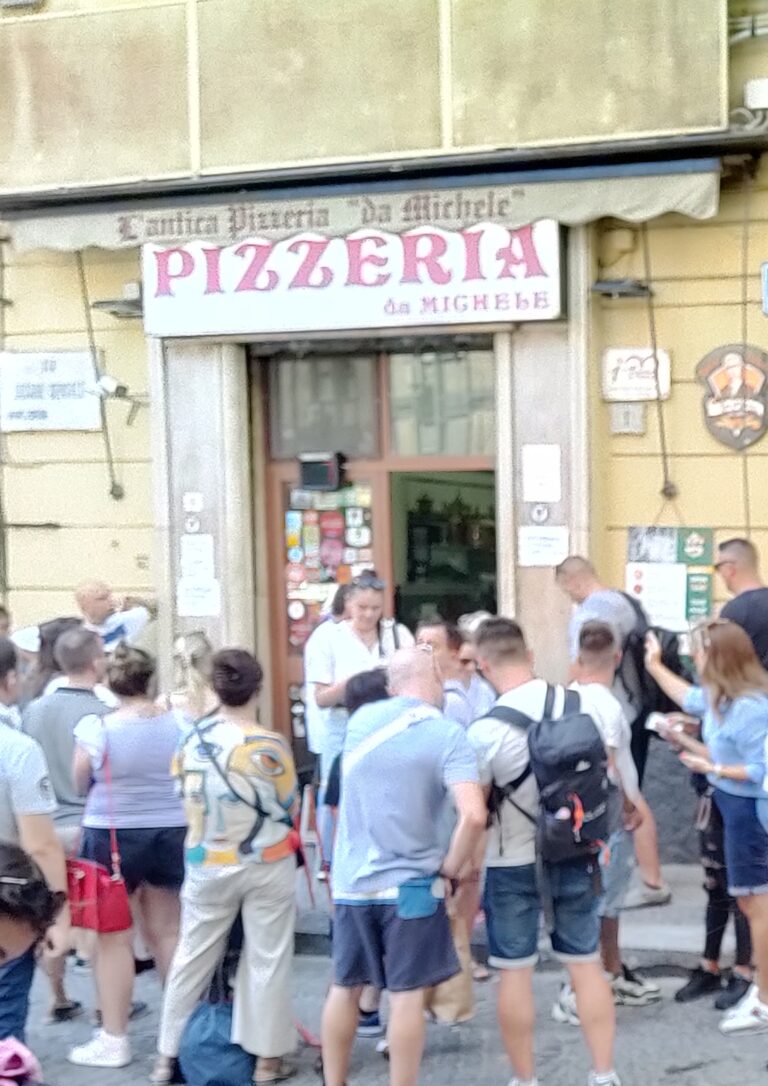 En bild utanför pizzerian L'Antica Pizzeria da Michele med napolitansk pizza känd från eat pray and love.