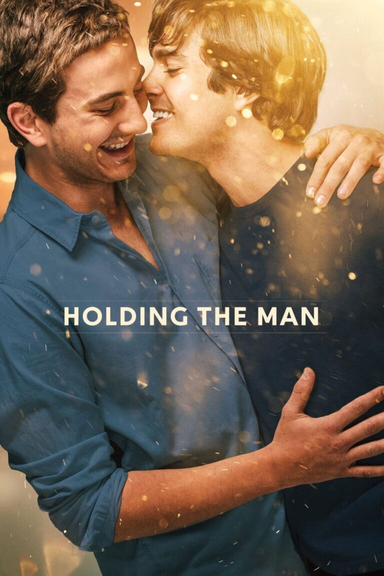 Affisch av filmen Holding The Man, en man i blå skjorta med sin vänstra arm håller om en annan man i mörkblå t-shirt som lutar in mot honom för en puss