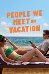Affisch av filmen People We Meet On Vacation(Sommarmöten), en kvinna i grön bikini och en man i vit skjorta och randig badshorts, med leende sittandes mittemot varandra på varsin strandsäng