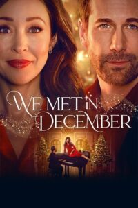Affisch av filmen We Met In December, närbild på två ansikten av en man och en kvinna i ovan delen av bilden och i nedre delen en miniatyrbild i mitten av kvinnan sitta på ett piano som mannen spelar